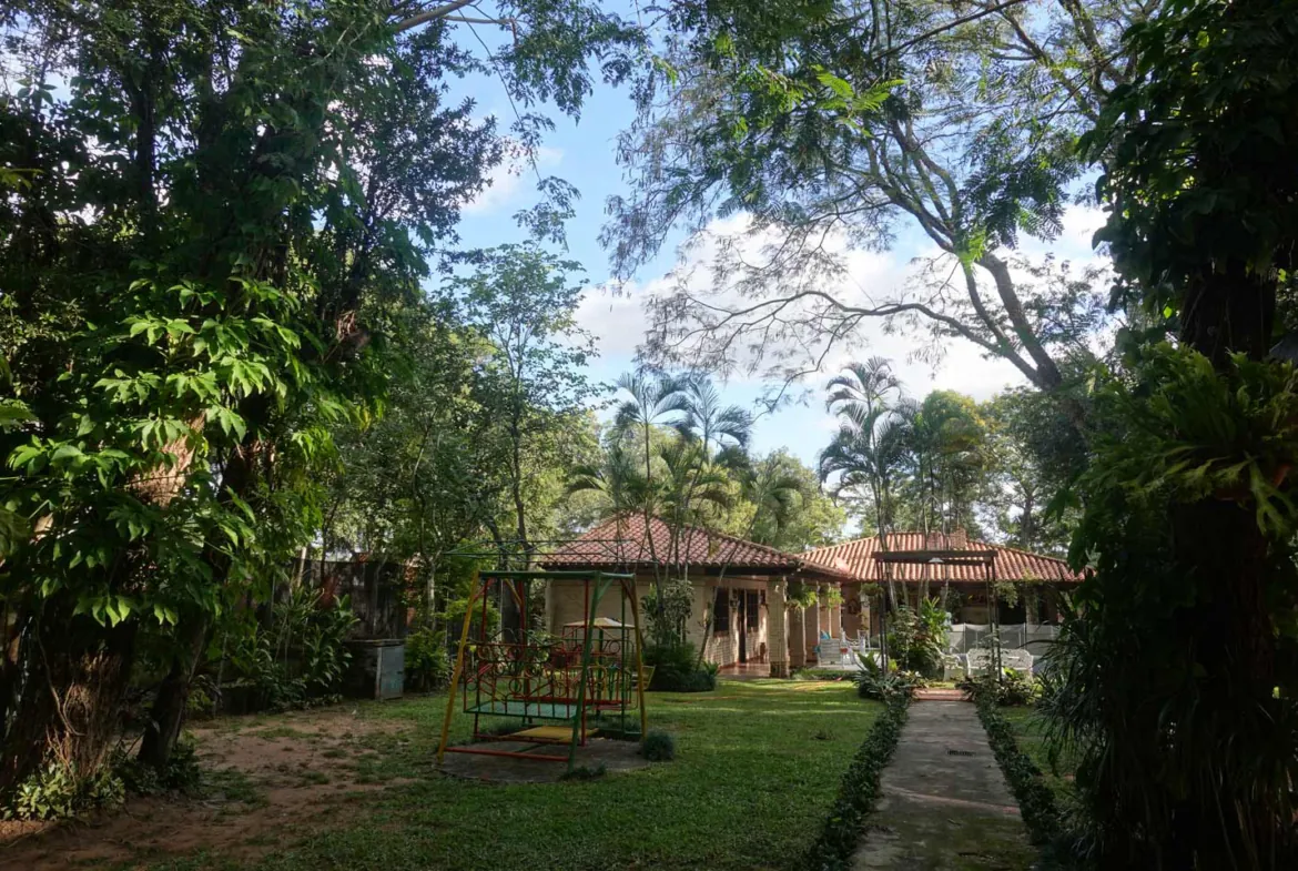 Anwesen mit 2 Häusern Pool und großem Garten