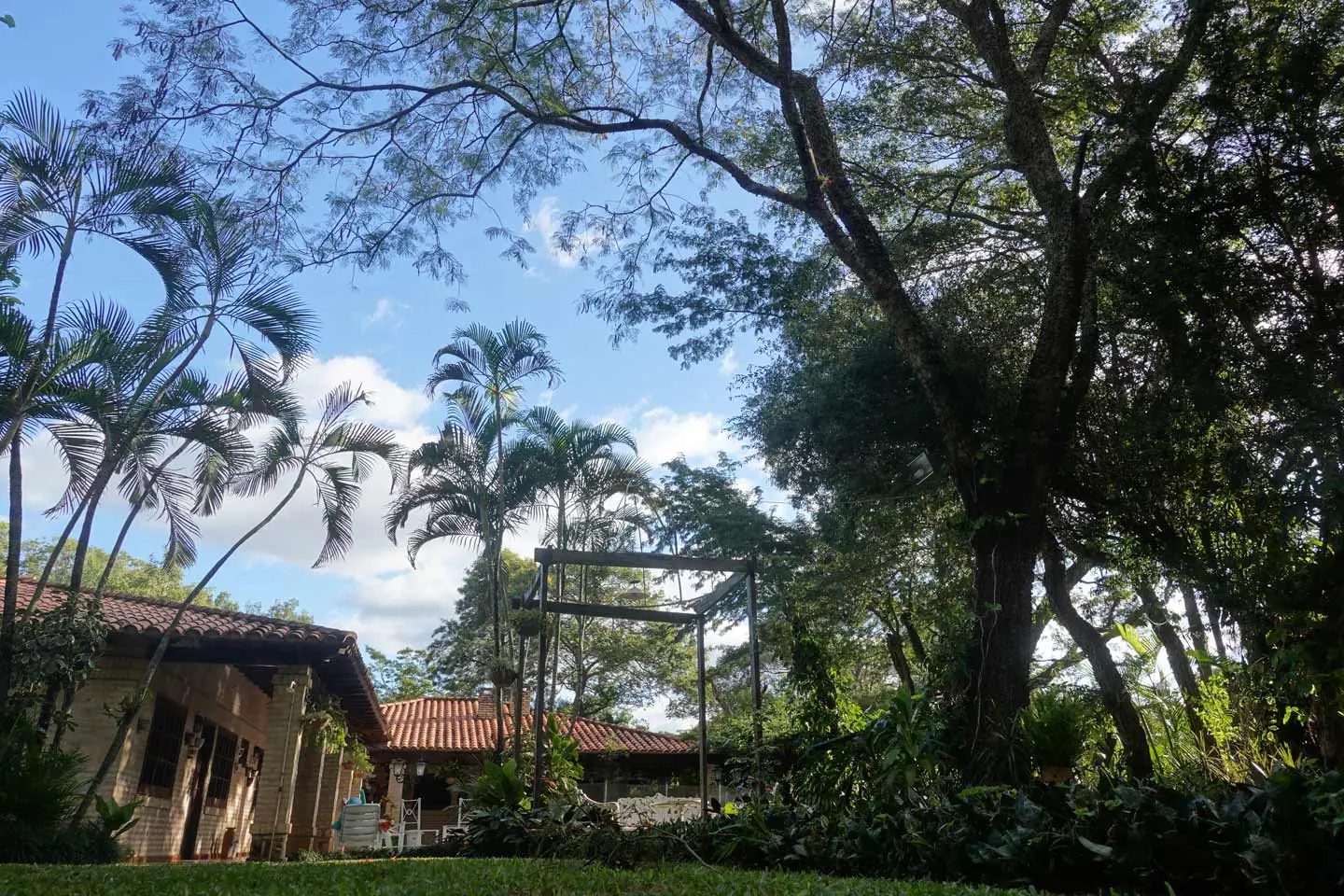 Haus-mieten-in-Paraguay-(11 Anwesen mit 2 Häusern Pool und großem Garten