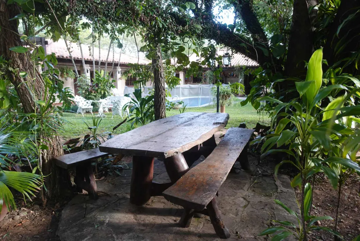 Anwesen mit 2 Häusern Pool und großem Garten