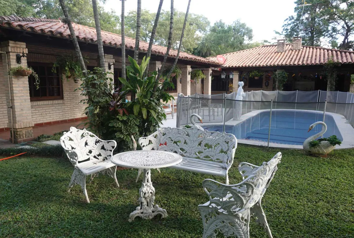 Anwesen mit 2 Häusern Pool und großem Garten