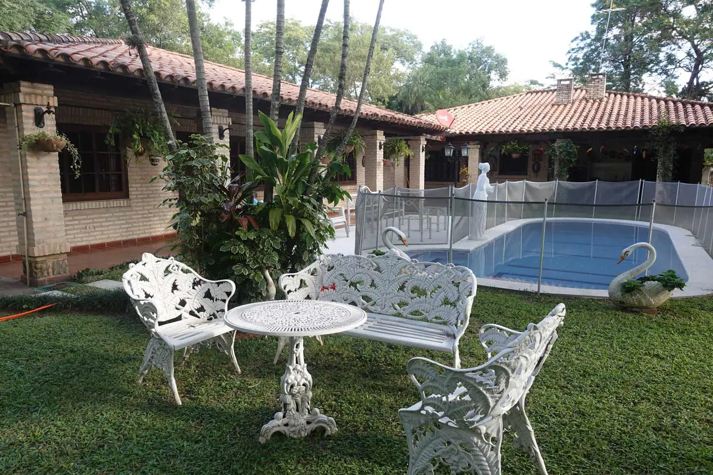 Haus-mieten-in-Paraguay-(19 Anwesen mit 2 Häusern Pool und großem Garten
