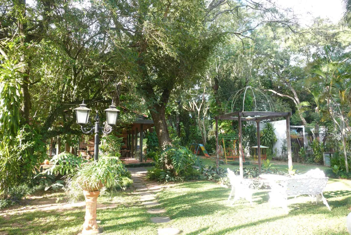 Anwesen mit 2 Häusern Pool und großem Garten