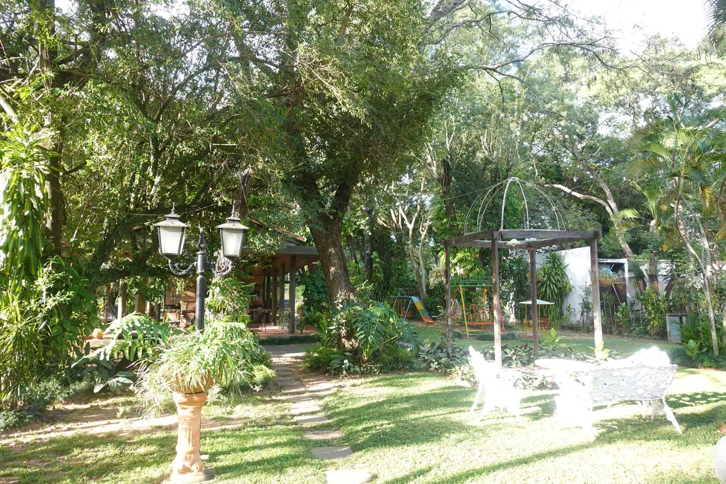 Haus-mieten-in-Paraguay-(20 Anwesen mit 2 Häusern Pool und großem Garten