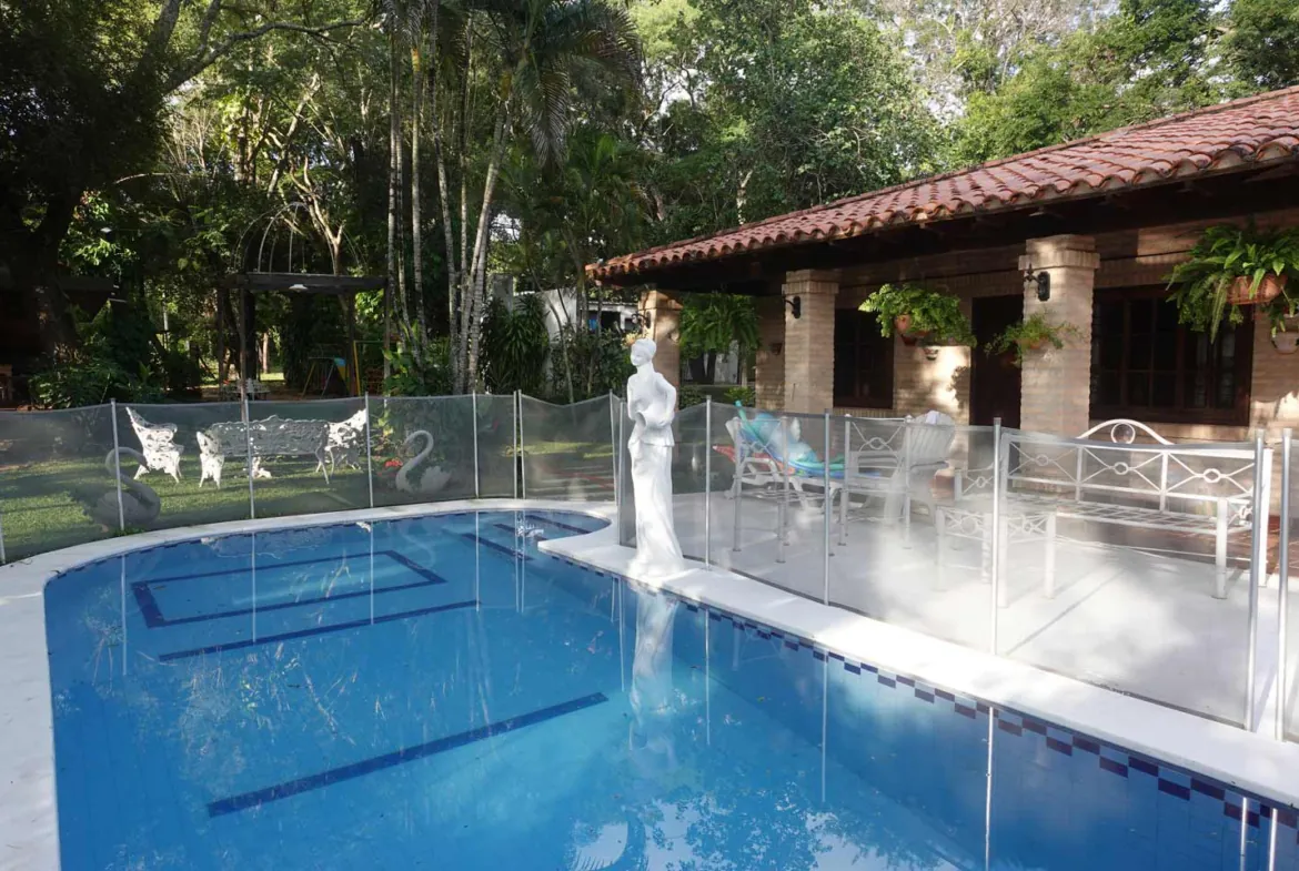 Anwesen mit 2 Häusern Pool und großem Garten