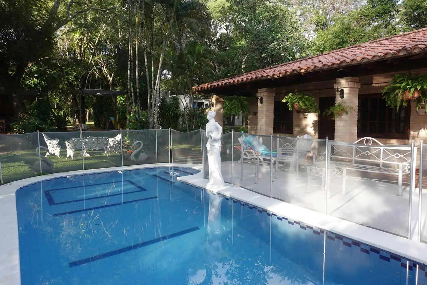 Haus-mieten-in-Paraguay-(22 Anwesen mit 2 Häusern Pool und großem Garten