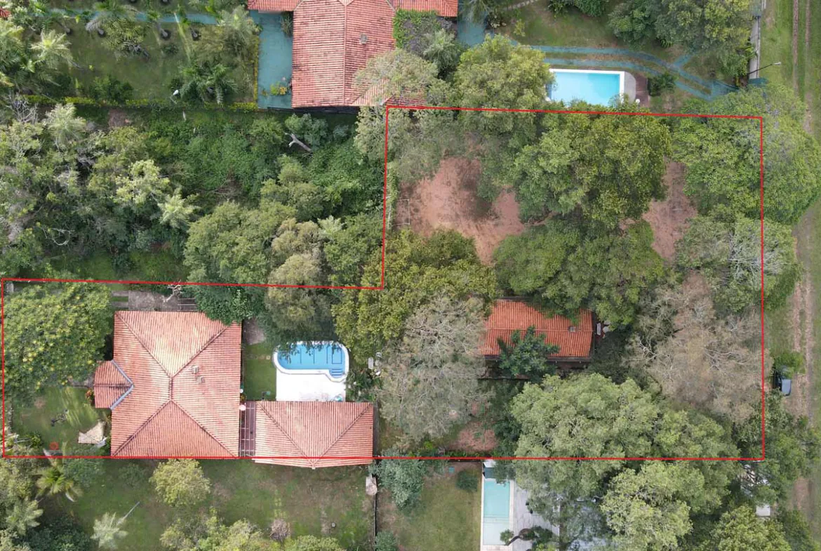 Anwesen mit 2 Häusern Pool und großem Garten