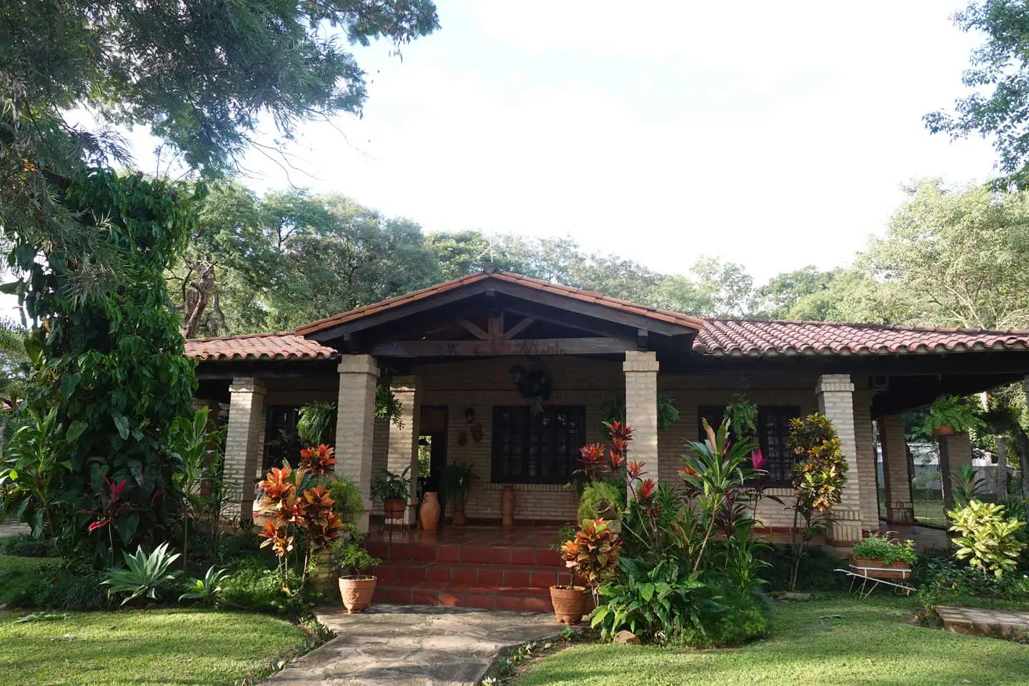 Haus-mieten-in-Paraguay-(31 Anwesen mit 2 Häusern Pool und großem Garten