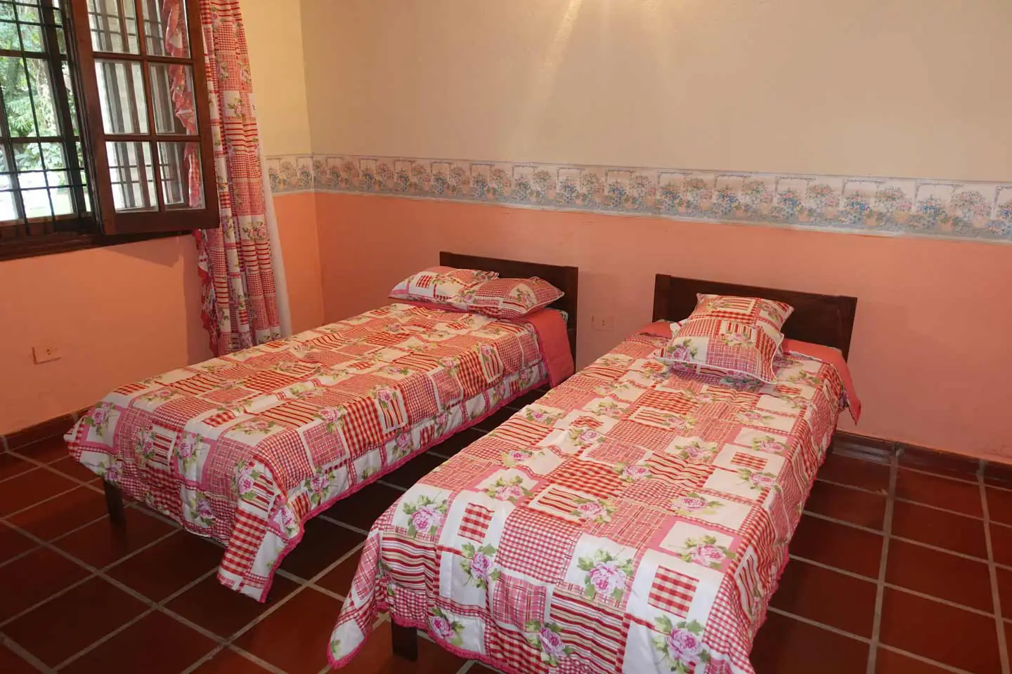 Haus-mieten-in-Paraguay-(33 Anwesen mit 2 Häusern Pool und großem Garten