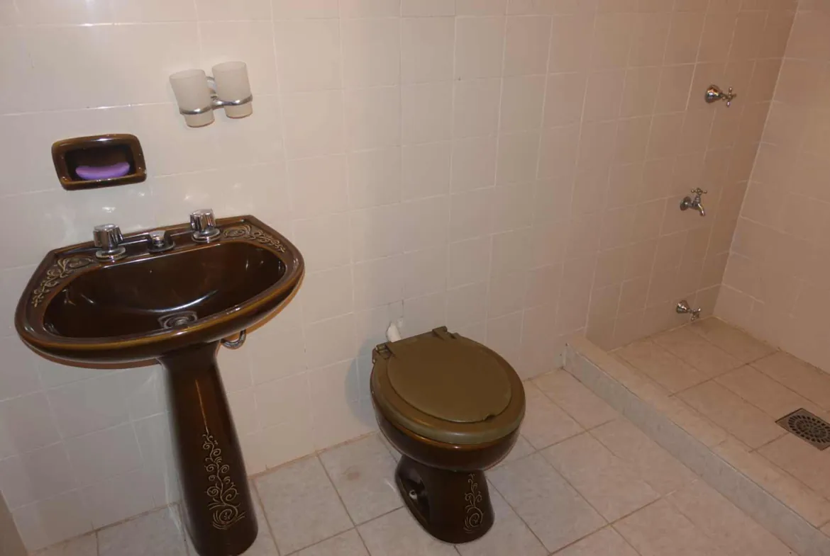 Anwesen mit 2 Häusern Pool und großem Garten