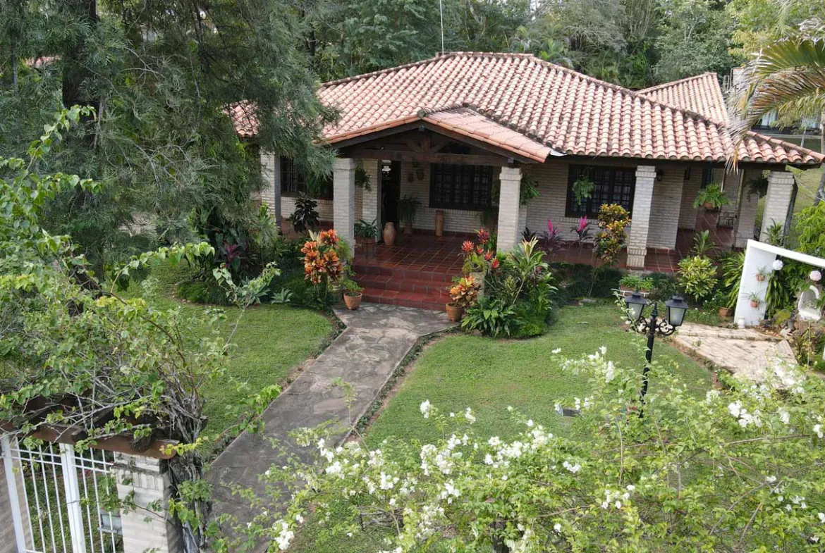 Anwesen mit 2 Häusern Pool und großem Garten