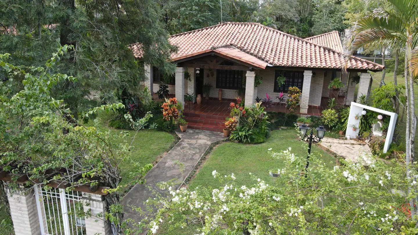 Haus-mieten-in-Paraguay-(4) Anwesen mit 2 Häusern Pool und großem Garten