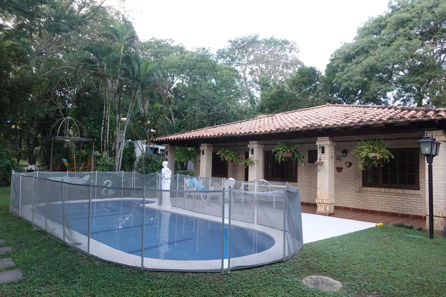 Haus-mieten-in-Paraguay-(42 Anwesen mit 2 Häusern Pool und großem Garten