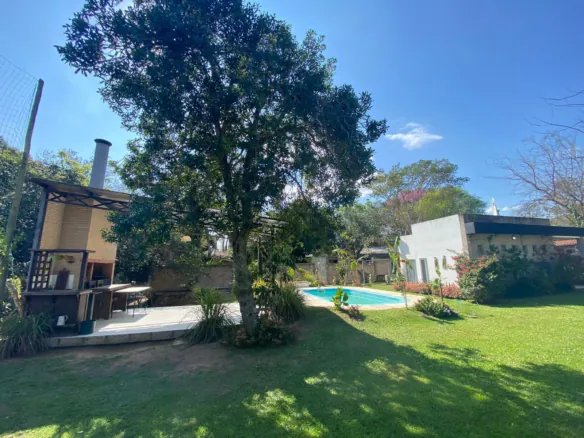 Casa com boa aparência e piscina em San Bernardino