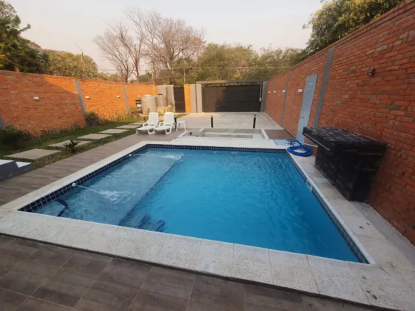 Casa moderna com alto padrão e piscina em San Bernardino