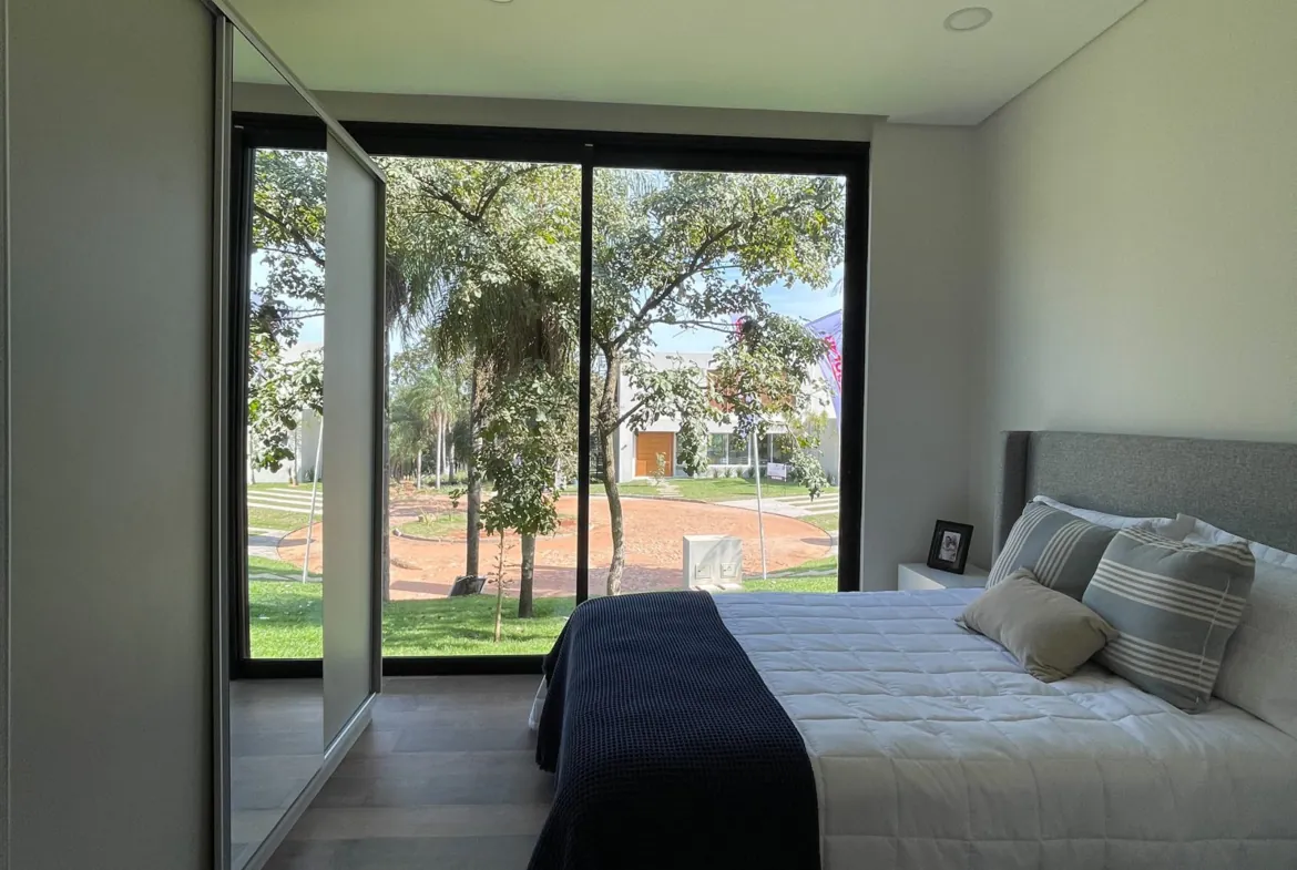 Villa moderna com piscina de borda infinita em Sunset Hills de San Bernardino
