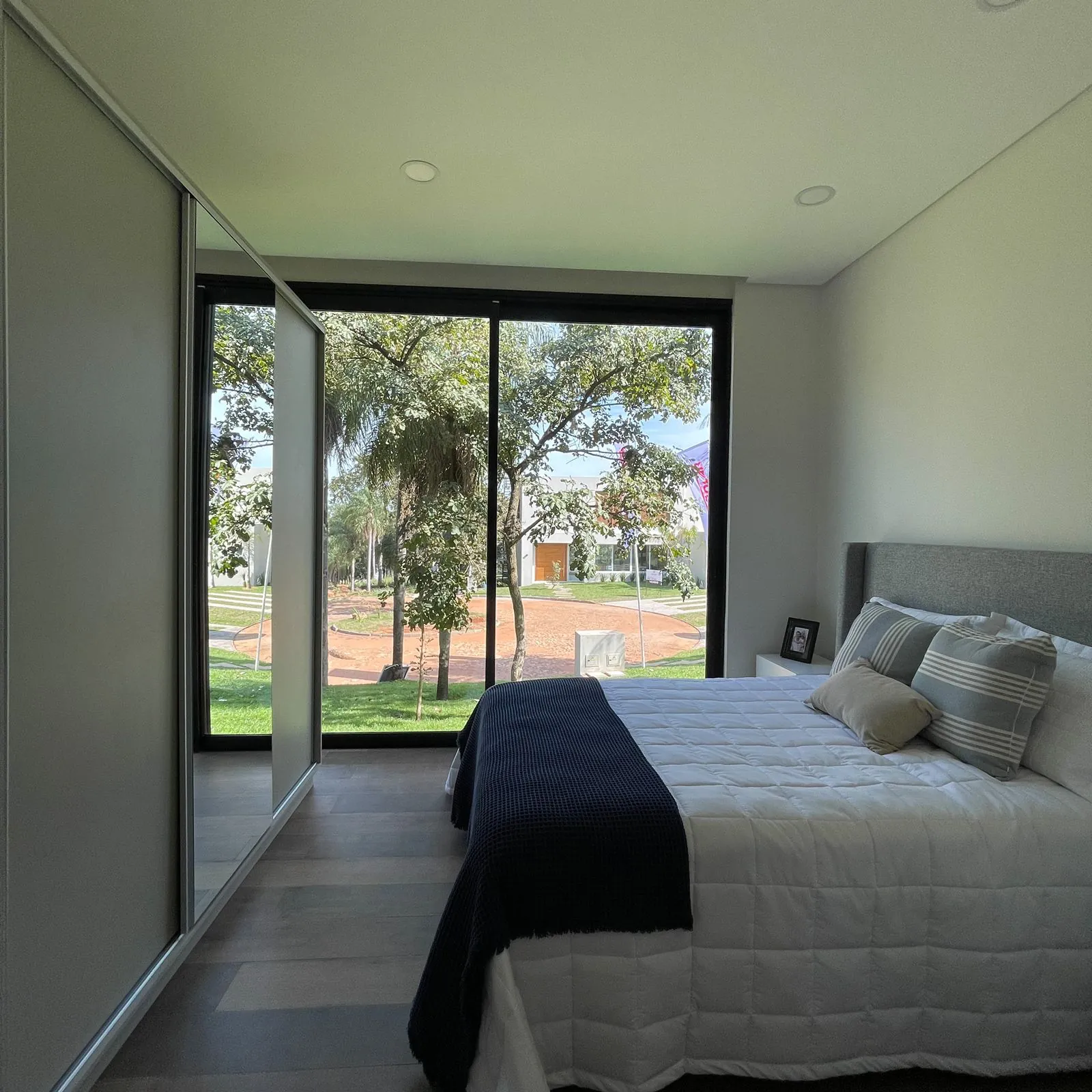 Compra de casas no Paraguai (30) Casa de campo moderna com piscina de borda infinita em Sunset Hills, em San Bernardino