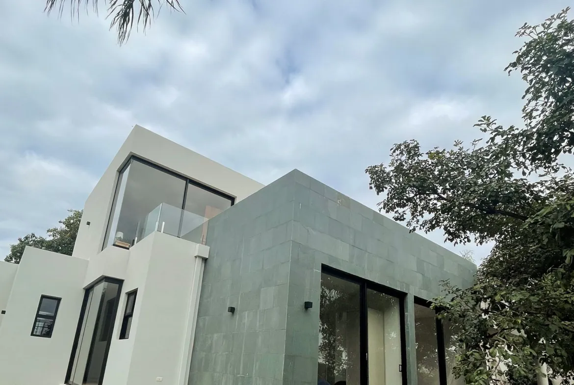 Villa moderna com piscina de borda infinita em Sunset Hills de San Bernardino