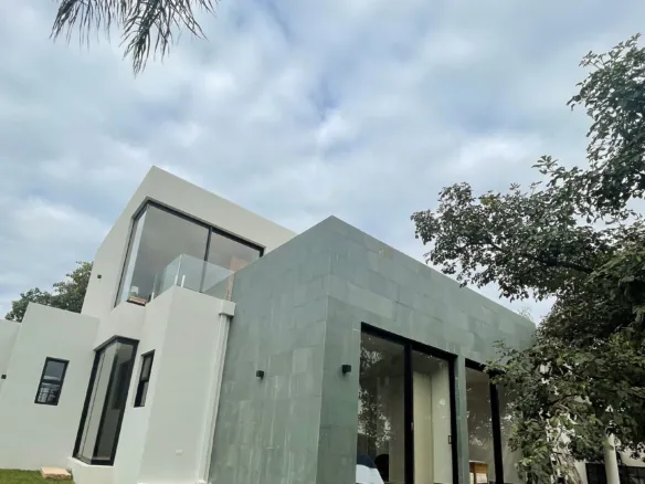 Moderne Villa mit Infinity Pool in den Sunset Hills von San Bernardino