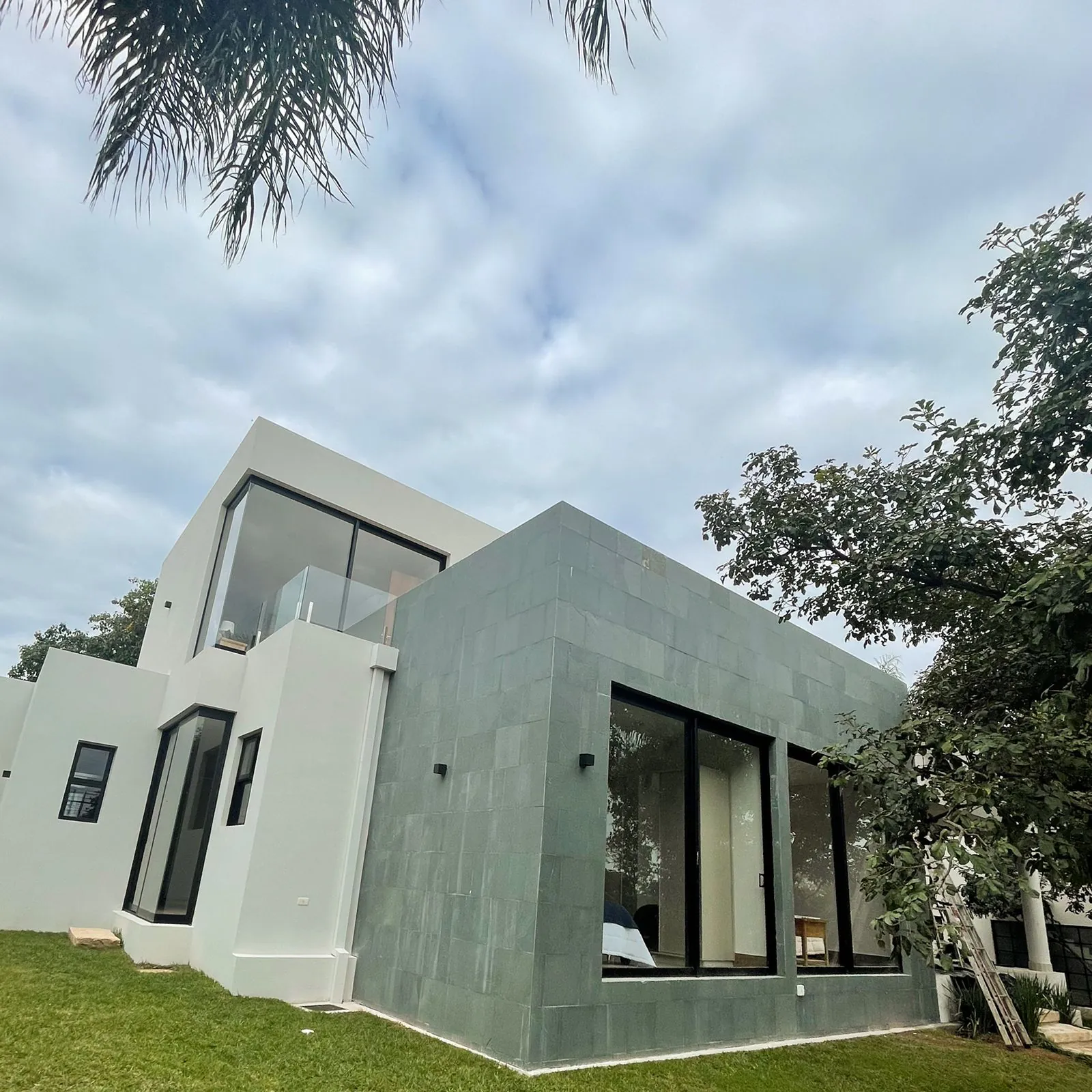 Compra de casas no Paraguai (31) Casa de campo moderna com piscina de borda infinita em Sunset Hills, em San Bernardino