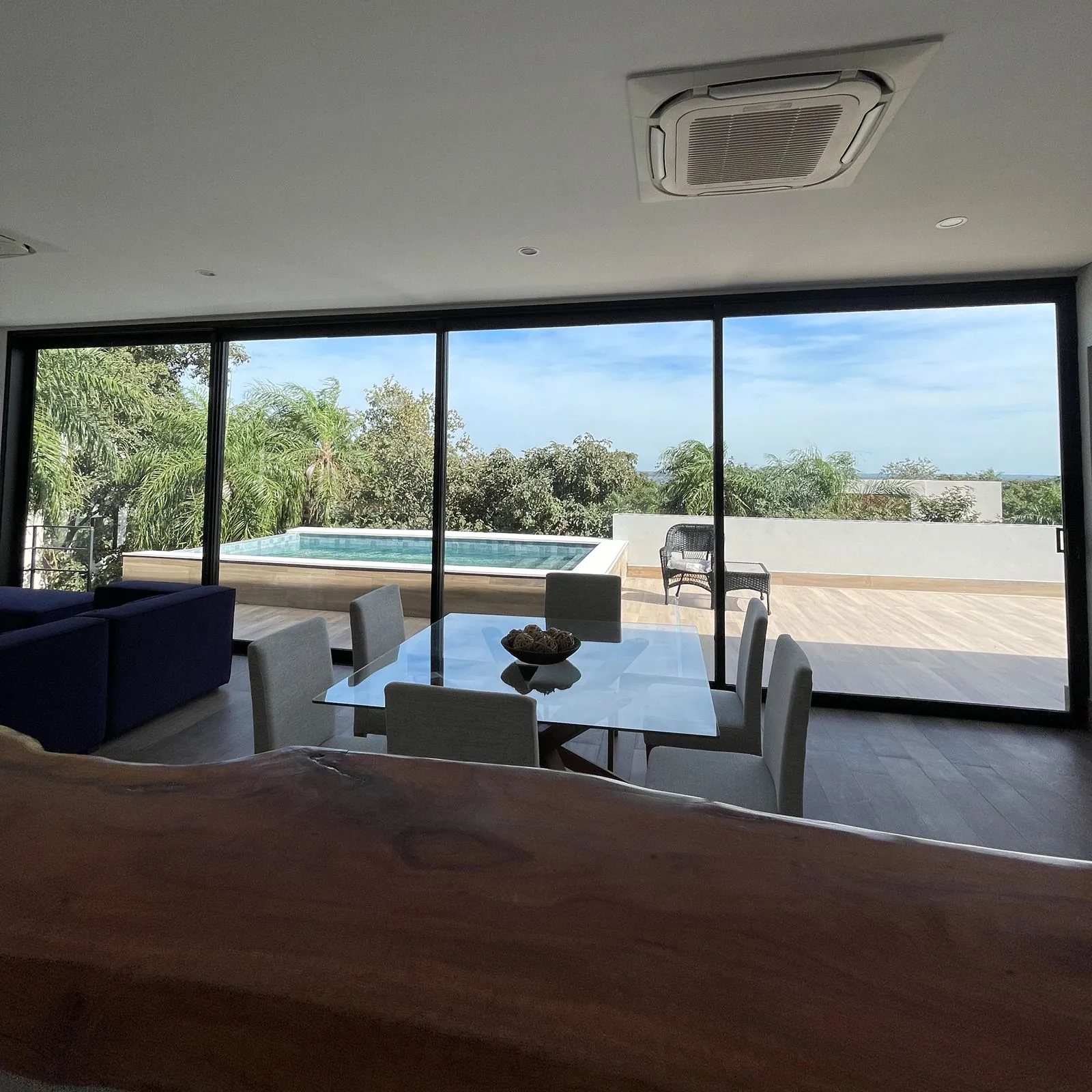 Compra de casas no Paraguai (32) Casa de campo moderna com piscina de borda infinita em Sunset Hills, em San Bernardino