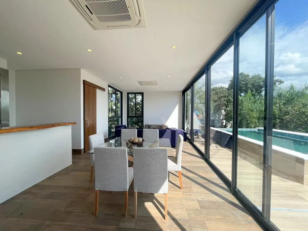 Villa moderna com piscina de borda infinita em Sunset Hills de San Bernardino