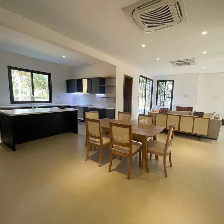 Villa moderna com piscina de borda infinita em Sunset Hills de San Bernardino