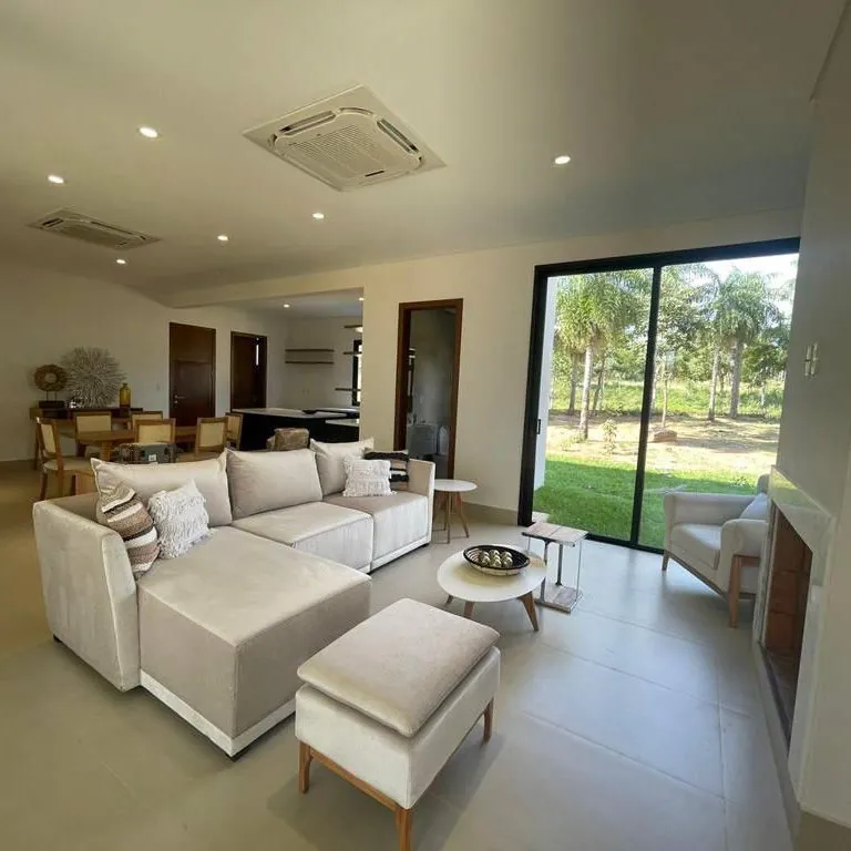 Villa moderna com piscina de borda infinita em Sunset Hills de San Bernardino