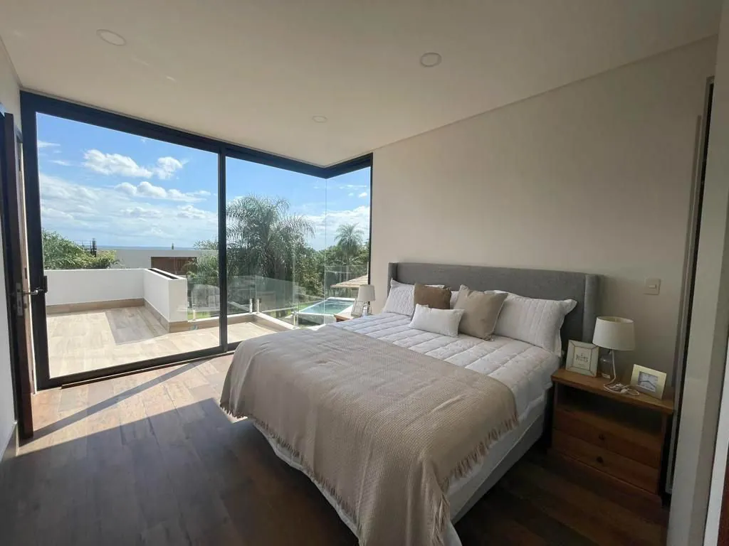 Villa moderna com piscina de borda infinita em Sunset Hills de San Bernardino