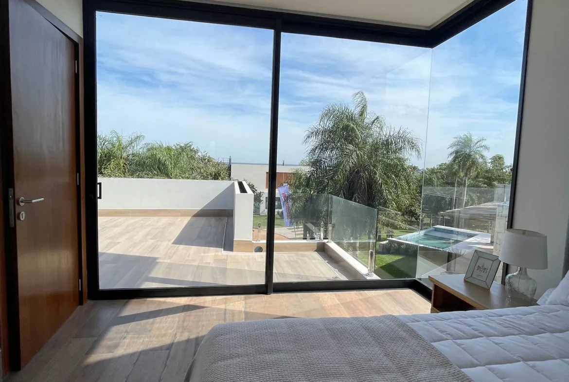 Villa moderna com piscina de borda infinita em Sunset Hills de San Bernardino