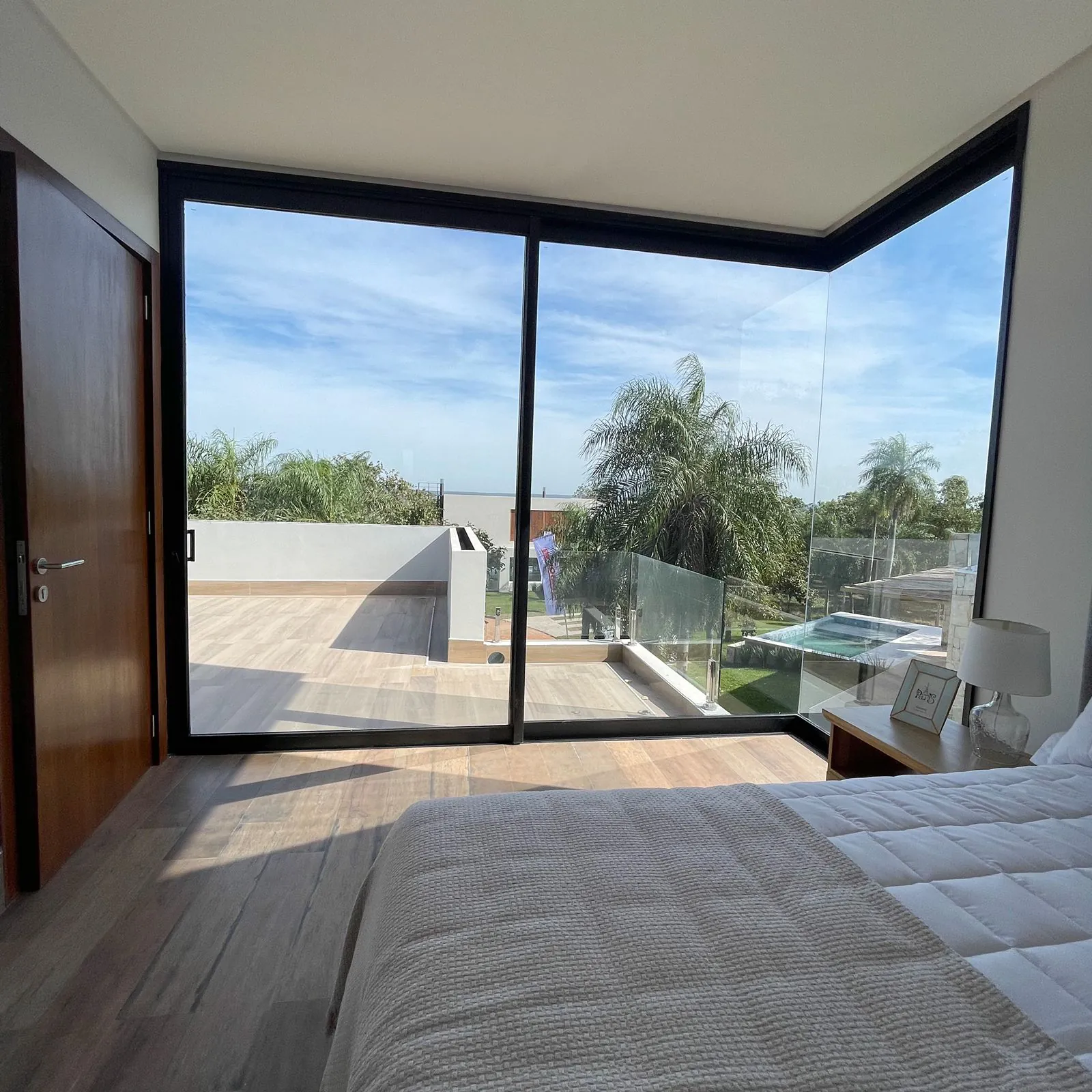 Compra de casas no Paraguai (38) Casa de campo moderna com piscina de borda infinita em Sunset Hills, em San Bernardino