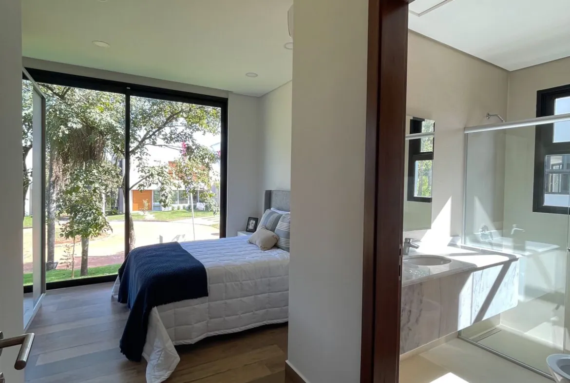 Villa moderna com piscina de borda infinita em Sunset Hills de San Bernardino