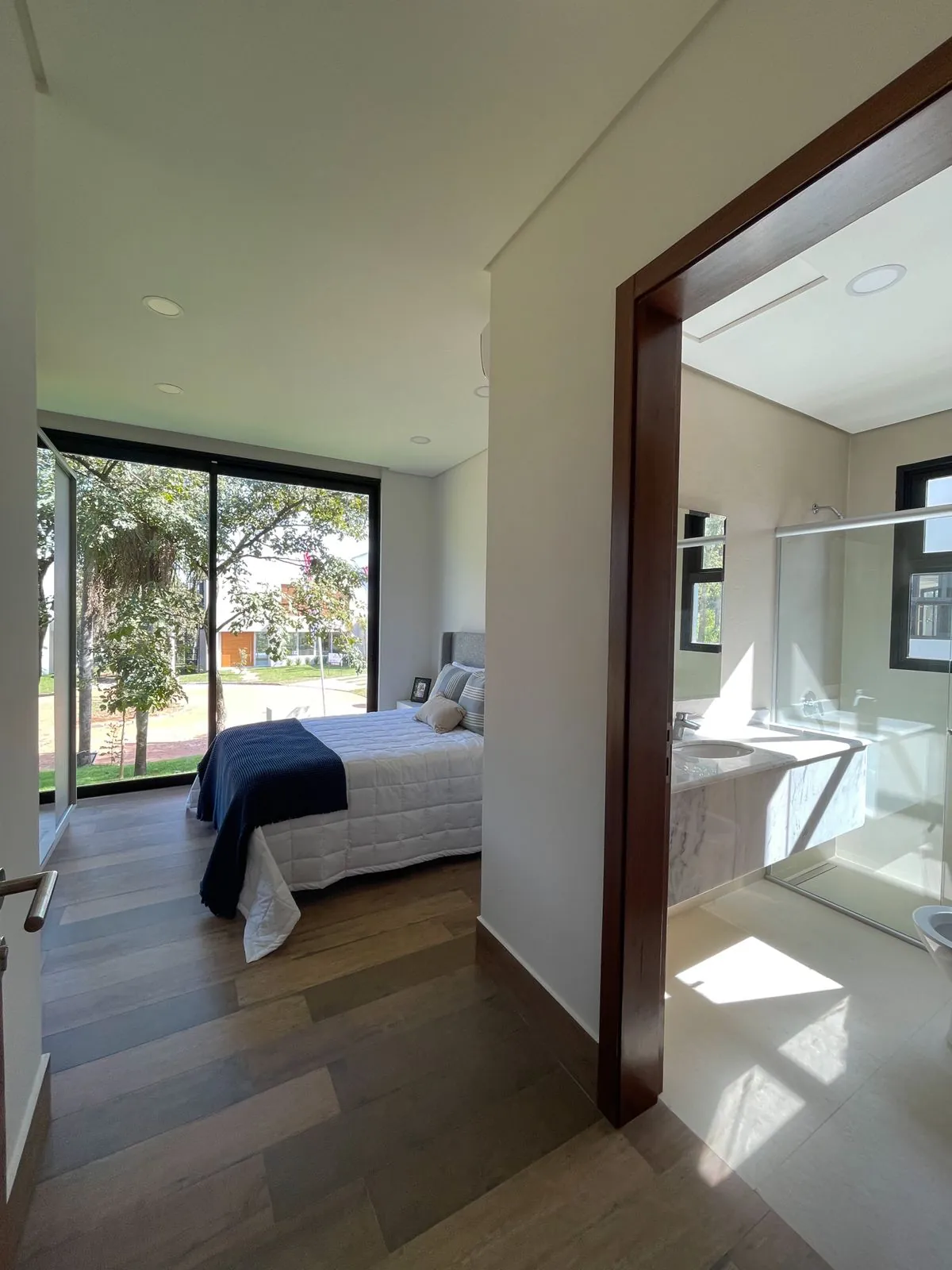 Compra de casas no Paraguai (40) Casa de campo moderna com piscina de borda infinita em Sunset Hills, em San Bernardino