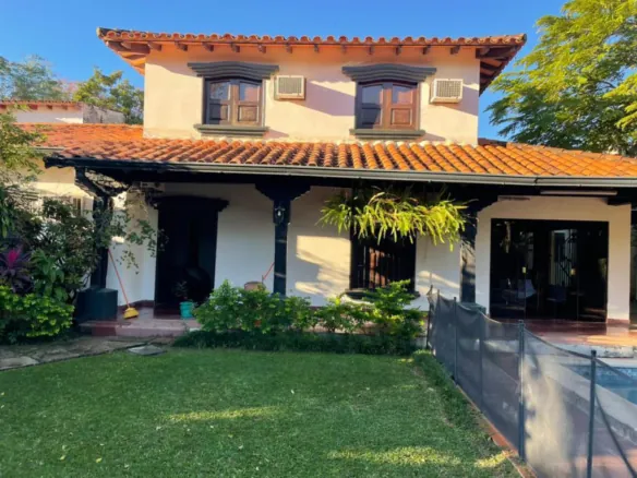 Casa de dois andares com piscina em San Bernardino
