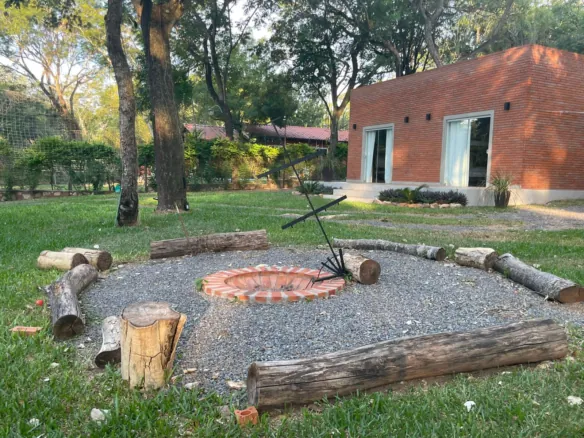 Propriedade moderna com grande terreno e piscina em San Bernardino