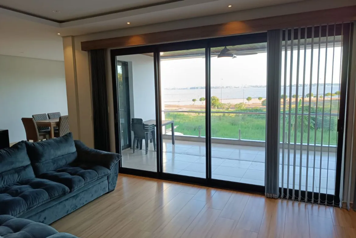 Modernes neues Wohnhaus mit Blick auf Rio Parana und die Stadt Posadas am Strand mboi kae