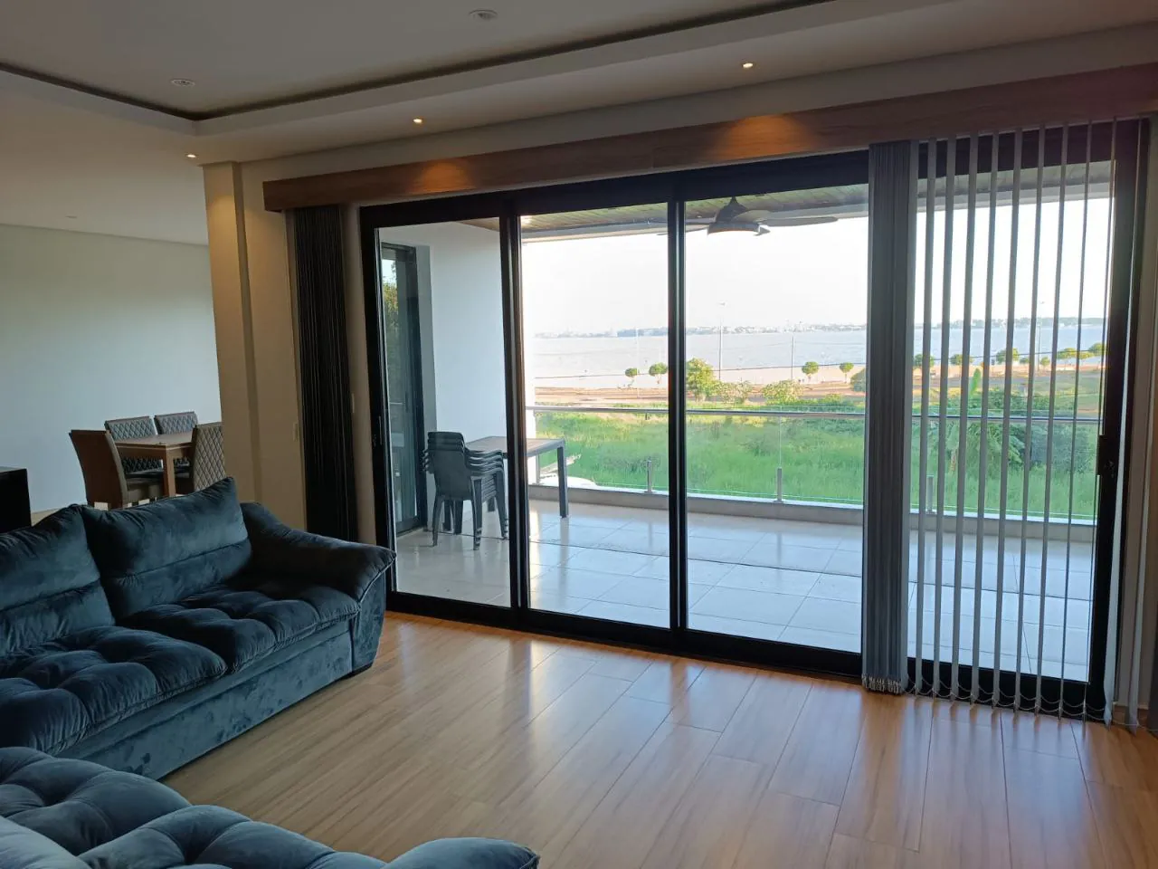 Modernes neues Wohnhaus mit Blick auf Rio Parana und die Stadt Posadas am Strand mboi kae