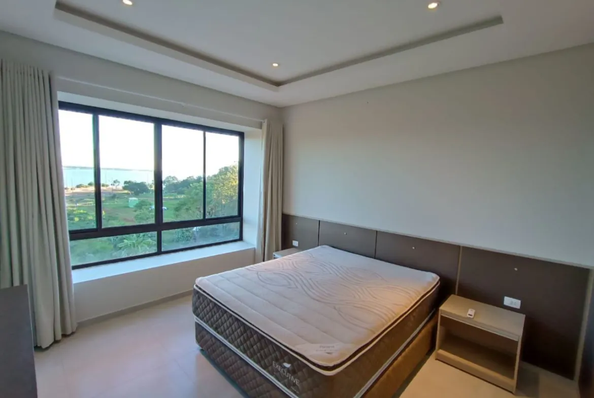 Modernes neues Wohnhaus mit Blick auf Rio Parana und die Stadt Posadas am Strand mboi kae