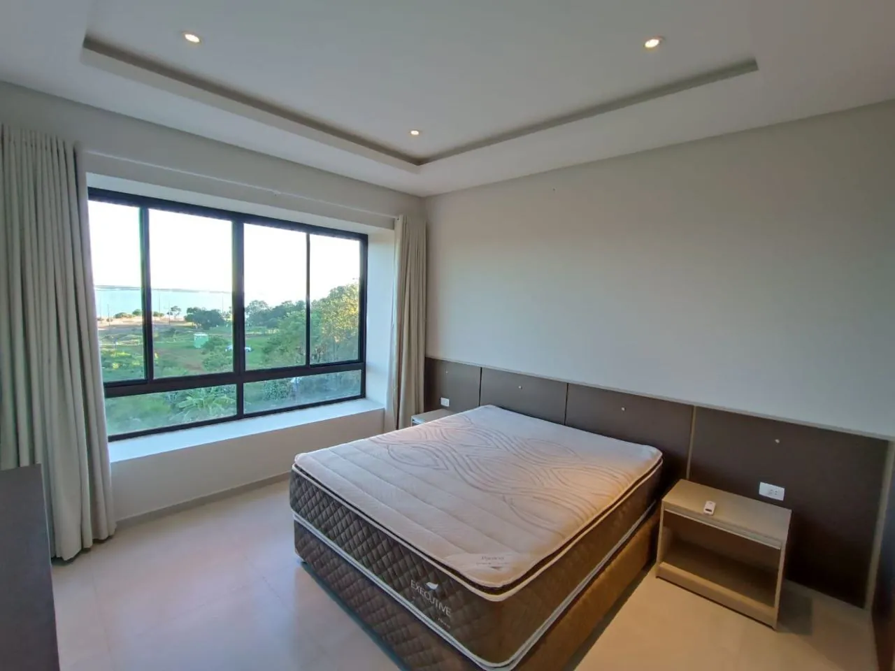 Modernes neues Wohnhaus mit Blick auf Rio Parana und die Stadt Posadas am Strand mboi kae