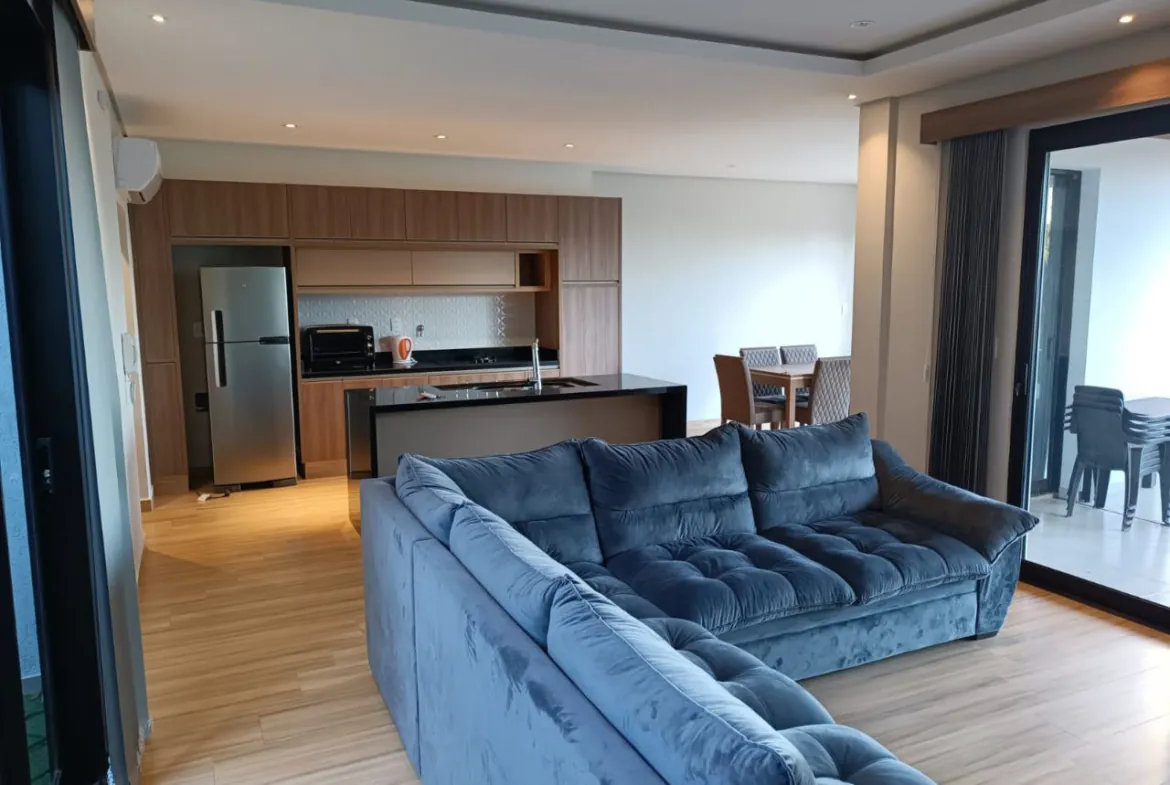 Modernes neues Wohnhaus mit Blick auf Rio Parana und die Stadt Posadas am Strand mboi kae