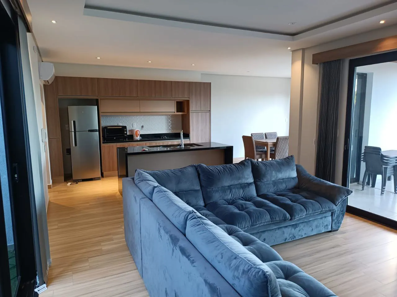 Modernes neues Wohnhaus mit Blick auf Rio Parana und die Stadt Posadas am Strand mboi kae