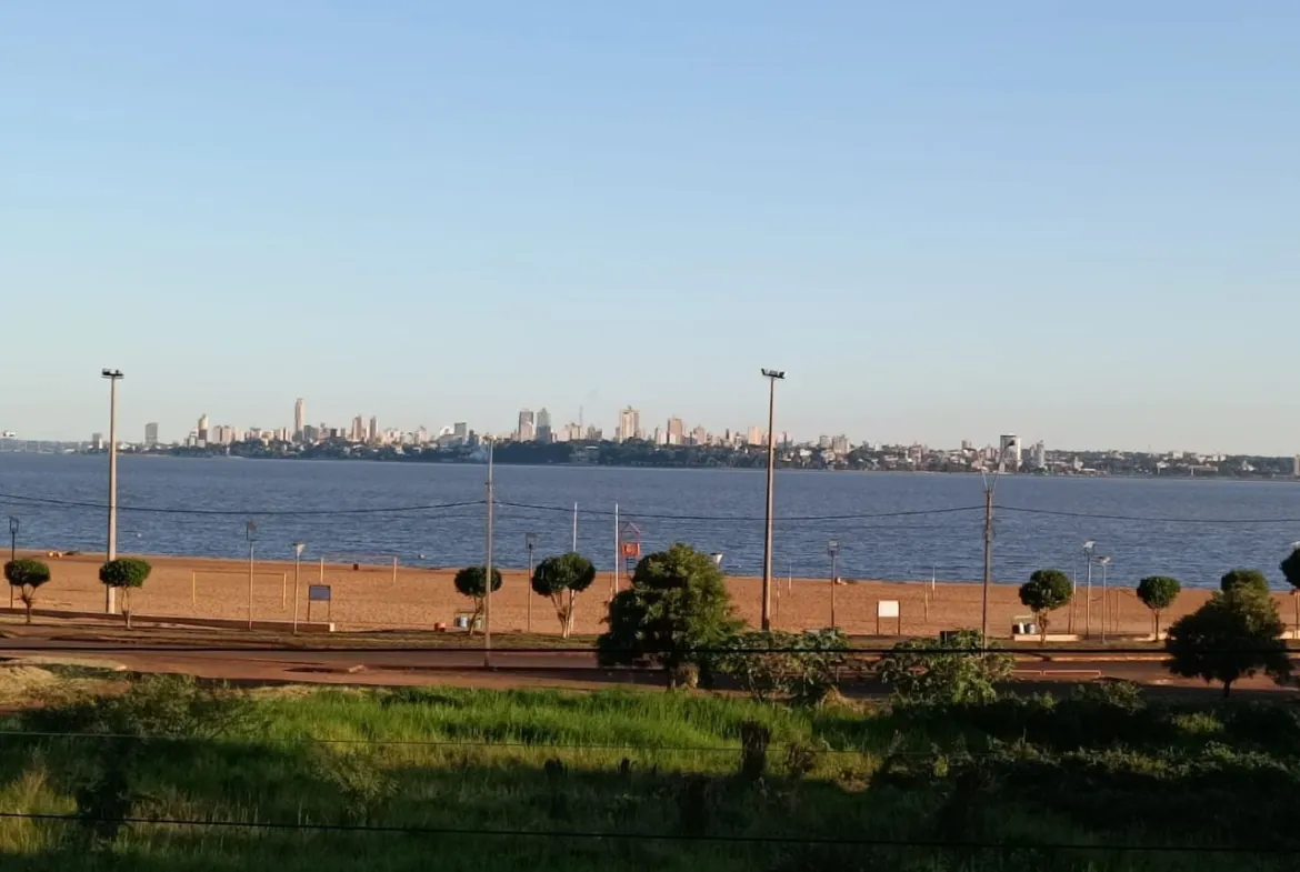 Modernes neues Wohnhaus mit Blick auf Rio Parana und die Stadt Posadas am Strand mboi kae