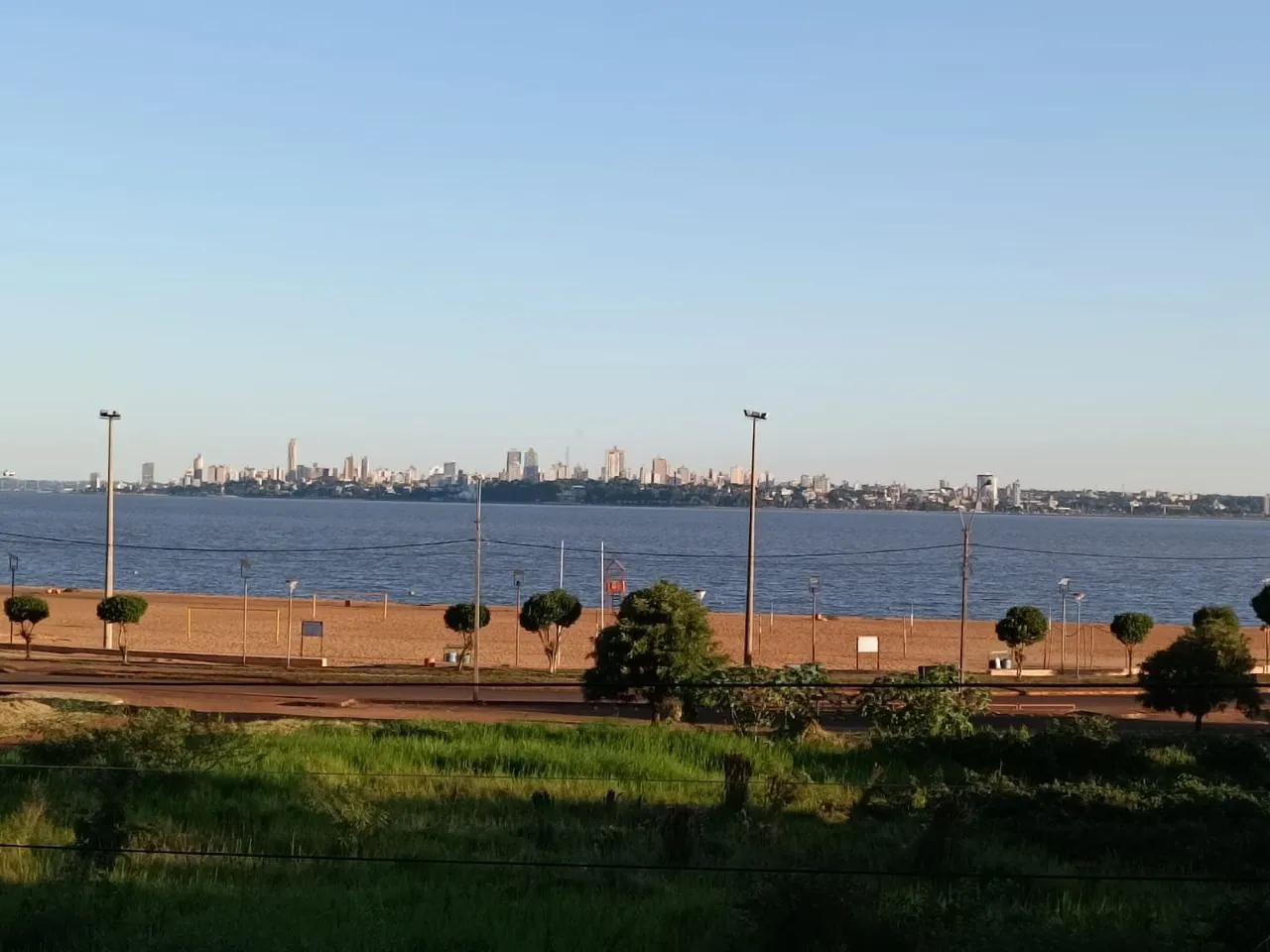 Modernes neues Wohnhaus mit Blick auf Rio Parana und die Stadt Posadas am Strand mboi kae