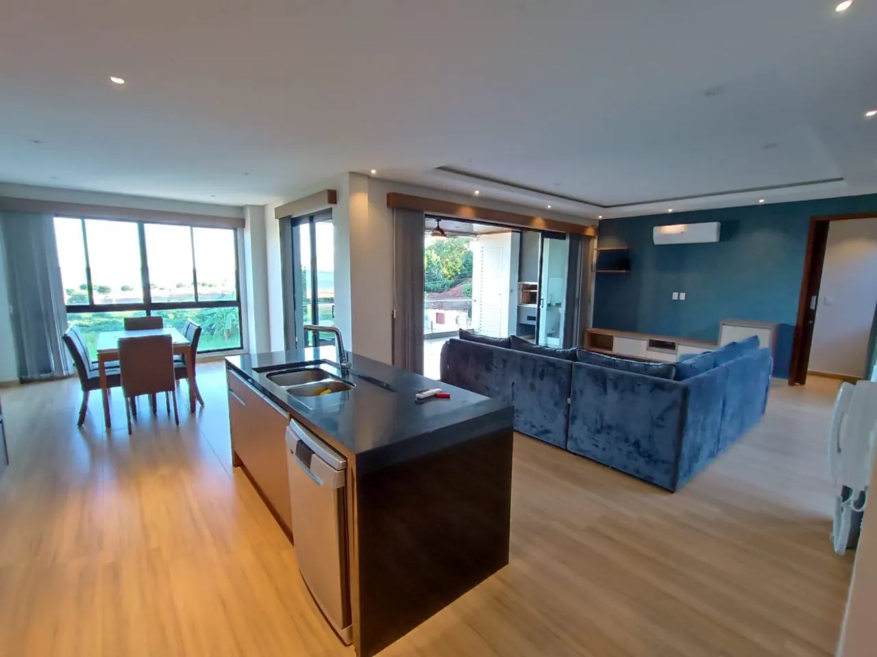 Modernes neues Wohnhaus mit Blick auf Rio Parana und die Stadt Posadas am Strand mboi kae