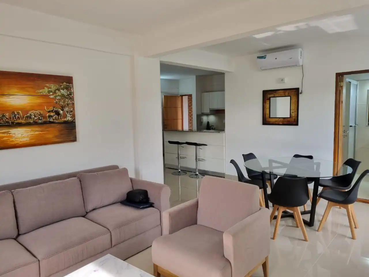 Apartamento novo e moderno no centro de Caacupe, com localização privilegiada e bela vista