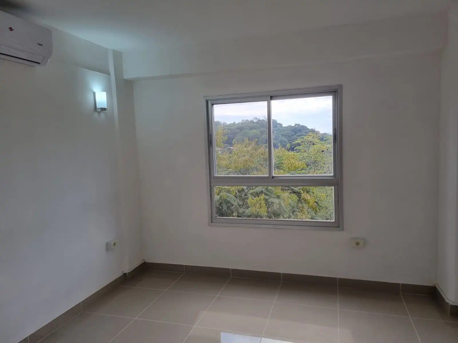 Apartamento novo e moderno no centro de Caacupe, com localização privilegiada e bela vista