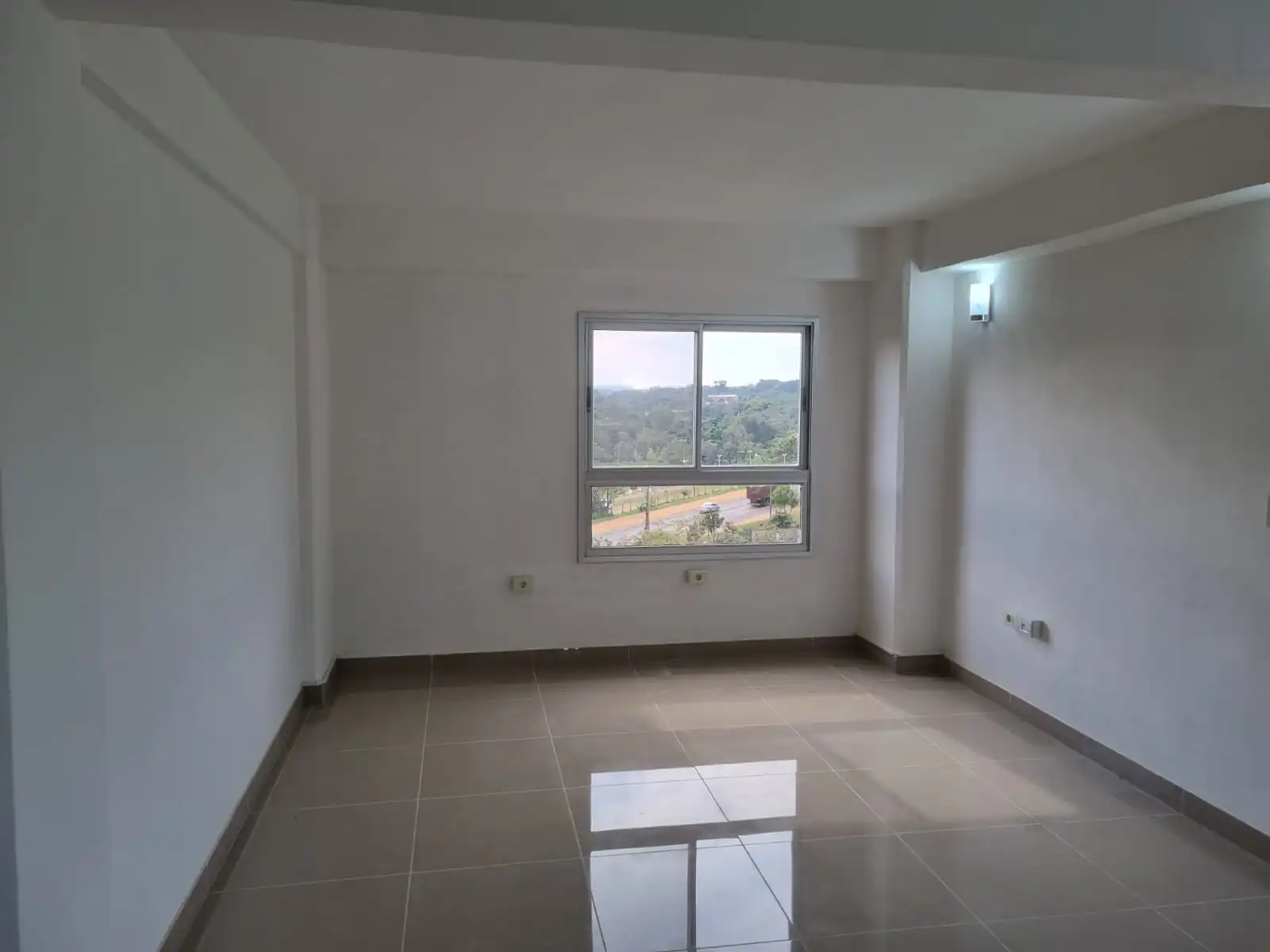 Apartamento novo e moderno no centro de Caacupe, com localização privilegiada e bela vista