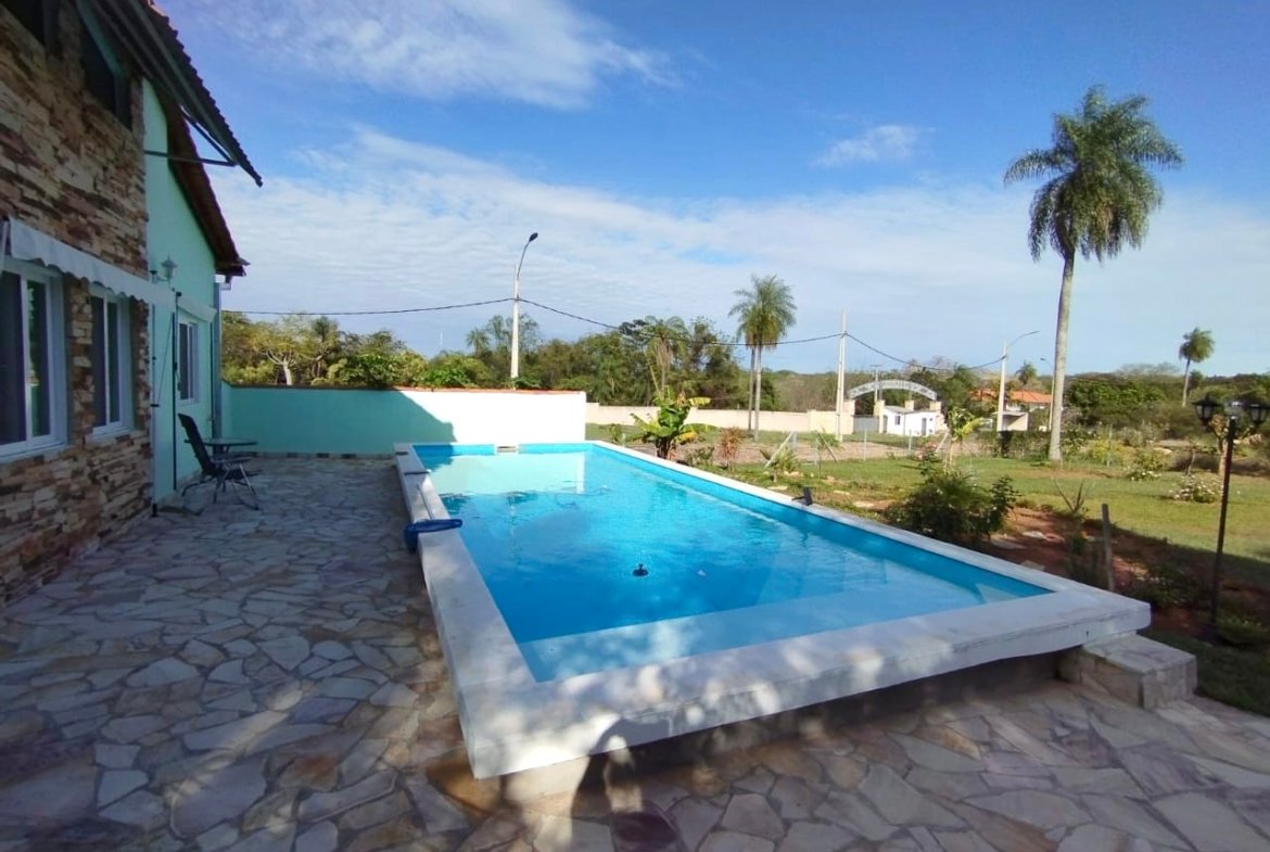 Oportunidade perto de Assunção/Paraguai: casa nova com piscina grande em bairro fechado em Nueva Colombia