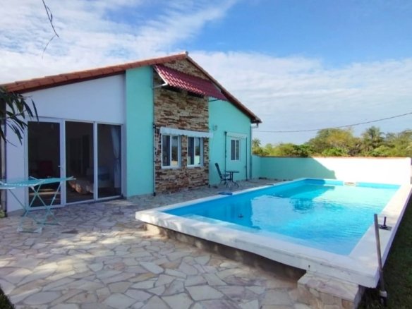 Oportunidade perto de Assunção/Paraguai: casa nova com piscina grande em bairro fechado em Nueva Colombia