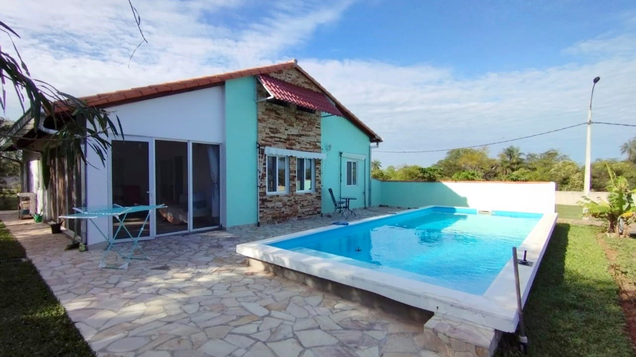 Oportunidade perto de Assunção/Paraguai: casa nova com piscina grande em bairro fechado em Nueva Colombia