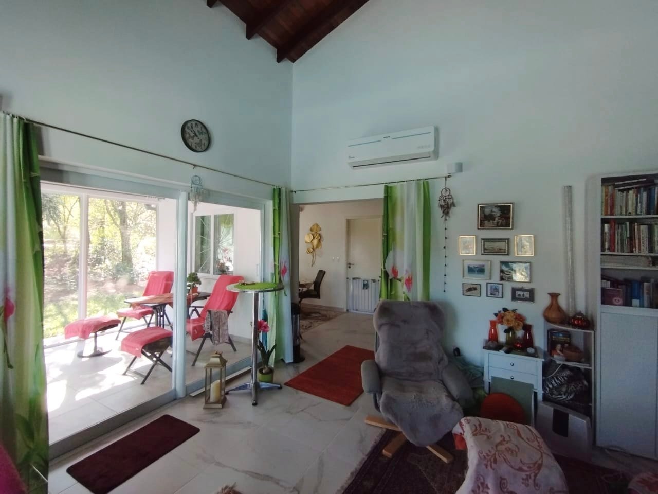 Oportunidade perto de Assunção/Paraguai: casa nova com piscina grande em bairro fechado em Nueva Colombia